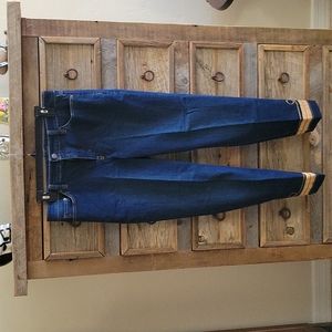 RALPH LAUREN gold/red roped size 6 blue jeans. Pockets zipper fly